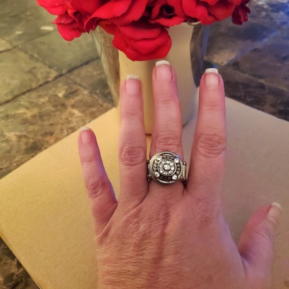 Silver Circular Rhinestone Fashion Stretch Ring NWOT - Picture 2 of 3